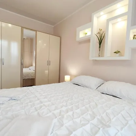 Central Happy Four Apartment Belgrade